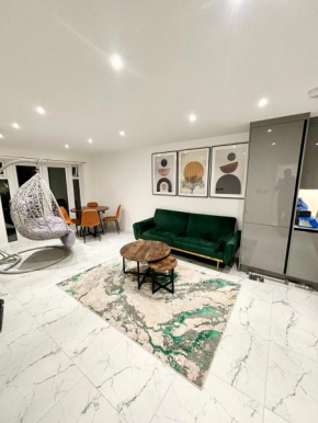 Bvlgaria house - Heathrow airport-Private gated parking